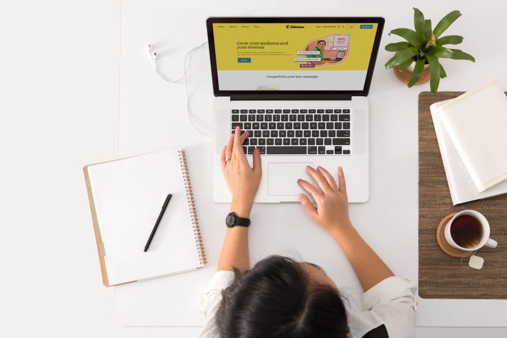 Formulaire de contact sur un site carrière permettant aux candidats de poser leurs questions et d'envoyer des candidatures spontanées